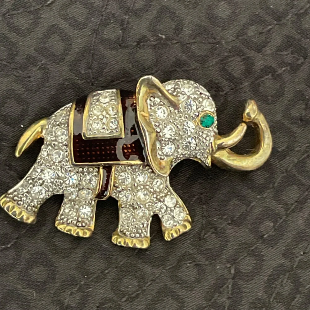 •Vintage Rhinestones Elephant Brooch Pin